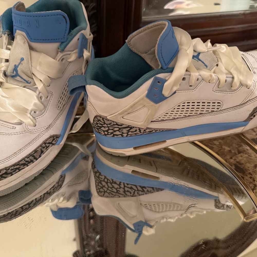 Jordan Kids Sneakers in White and Blue